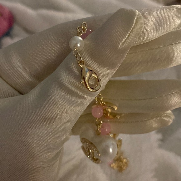 Chanel White Pearl Heart Bracelet 21B pre-owned - Picture 6 of 9